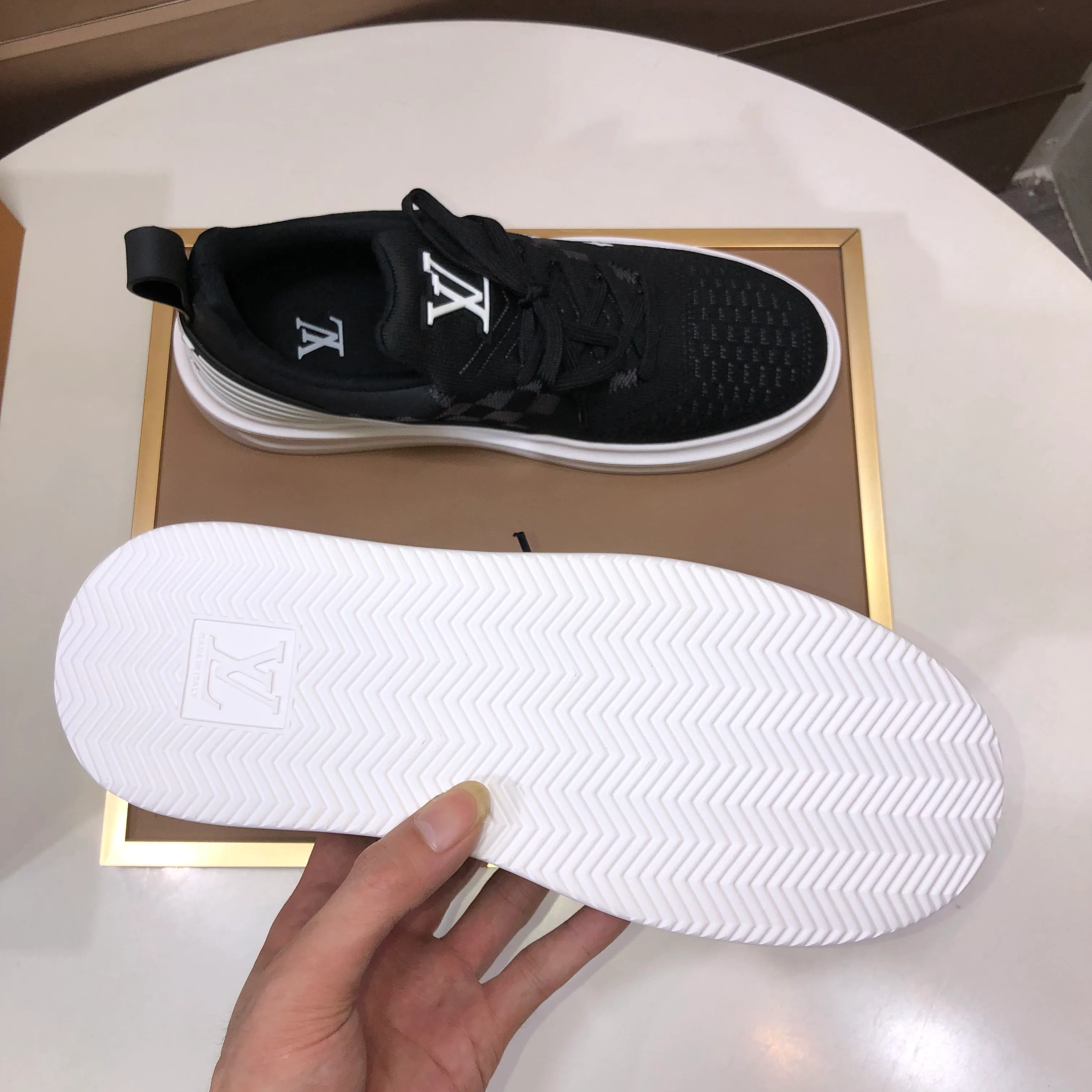 Men's men's shoes 💰640💰Original development, quality shipping, welcome to compare - LV sneaker series sports shoes introduce the loose silhouette of the ready-to-wear series into the spring and summer men's wear shows and make an eye-catching appearance. The cow leather upper is combined with rough fabric laces, and colorful beading highlights the brand's classic elements. LV letters mark the tongue and Monogram floral outsole. Mixed materials Made of top-grain cowhide, thick shoelace design, large Monogram print on the side, mesh lining and cotton feet, the comfort is as extreme as ever, premium heritage, quality first, worth owning! Size: Men’s 38-45 (45 is custom-made and cannot be returned or exchanged)